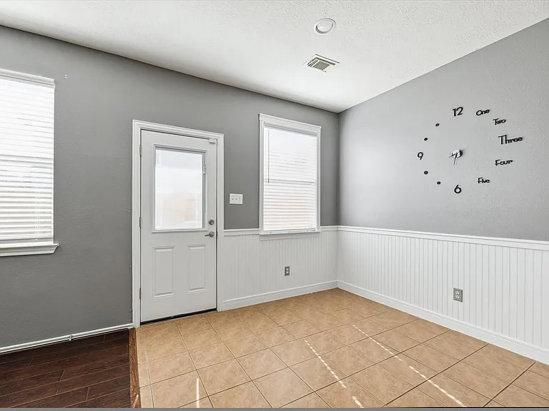 14307 Mirkwood Ln — Photo 3