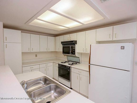 5th image of 1029B Thornbury Ln