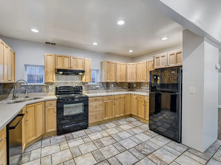 1328 E 22nd Ave — Photo 3