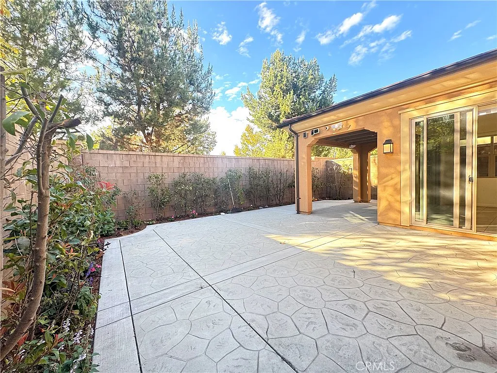 3 bed, 2.5 bath, 1753 sqft, $5,200 — Photo 3