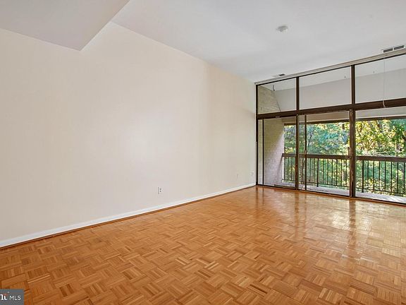 3rd image of 1671 Parkcrest Cir