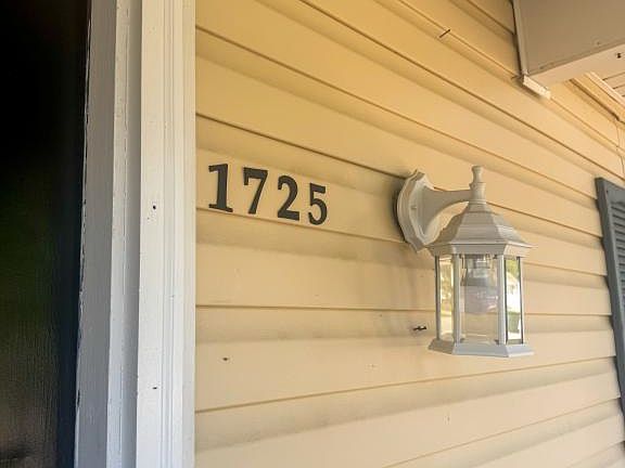 3rd image of 1725 W Pine Lake Dr