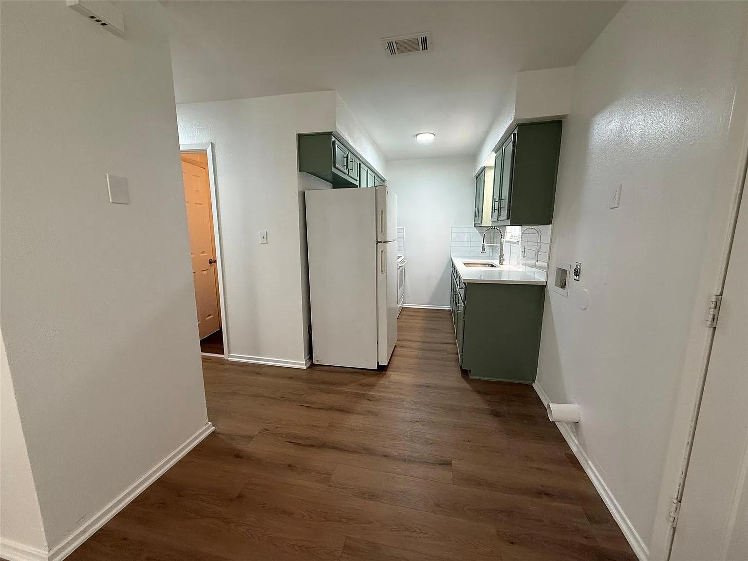 2 bed, 1.0 bath, 624 sqft, $1,400 — Photo 2
