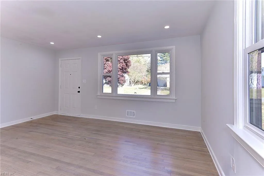3 bed, 1.5 bath, 984 sqft, $2,000 — Photo 4