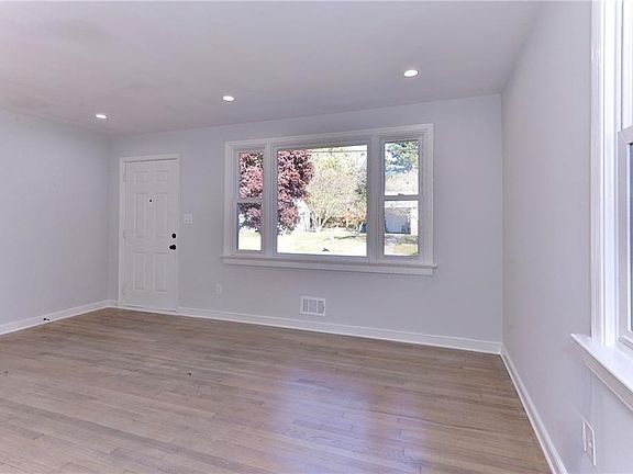 4th image of 924 Foley Dr
