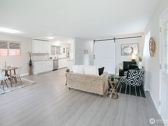 2nd image of 811 Little Avenue NE