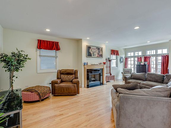 4th image of 718 N Willard Ct #1