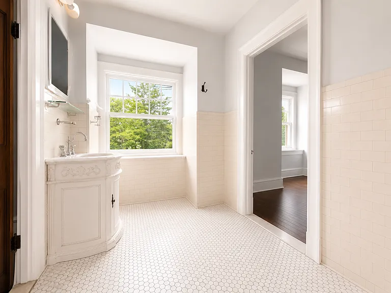 186 W Queen Ln — Photo 16