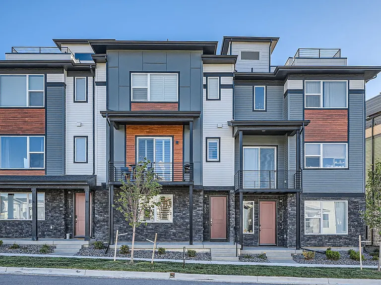 805 Promenade Dr — Photo 1