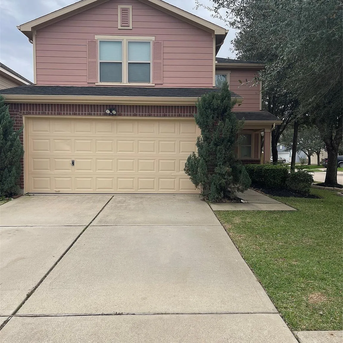3 bed, 2.5 bath, 2281 sqft, $2,400 — Photo 1