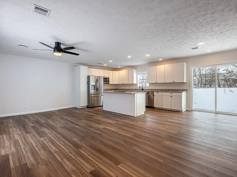 1013 Virginia Ave — Photo 2