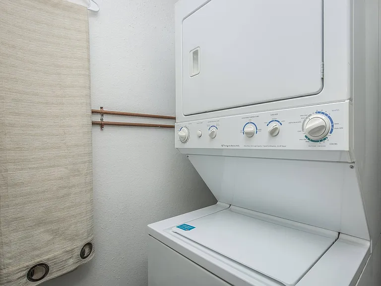 Sun Creek Apartments — Photo 33