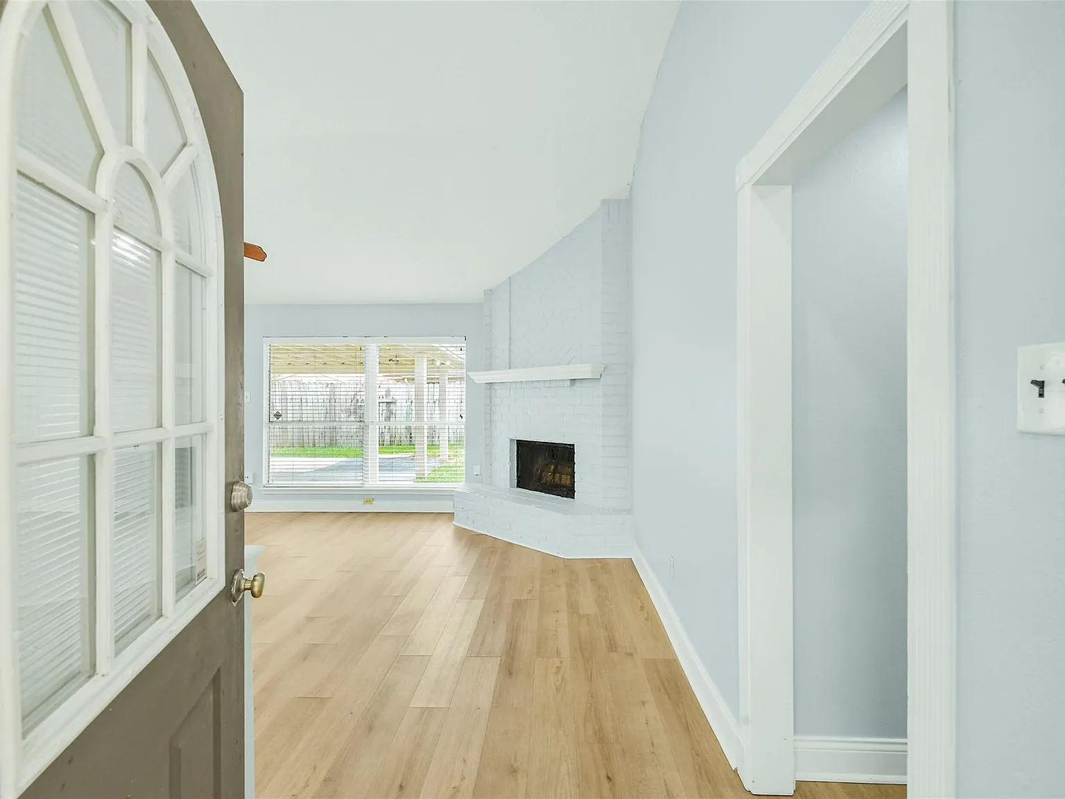3 bed, 2.0 bath, 1662 sqft, $1,900 — Photo 3