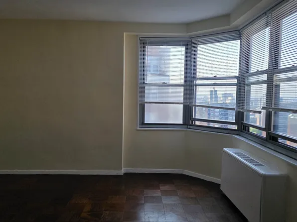 70-25 Yellowstone Boulevard image 2 of 21