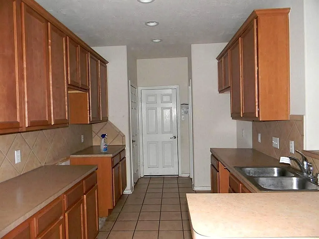3 bed, 2.5 bath, 1739 sqft, $1,675 — Photo 2
