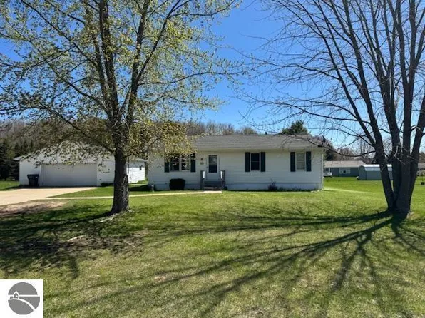 2195 S Sara Dr, Lake City, MI 49651