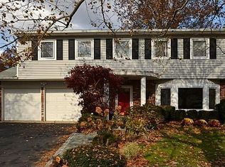 8 Valentine Dr, Albertson, NY 11507