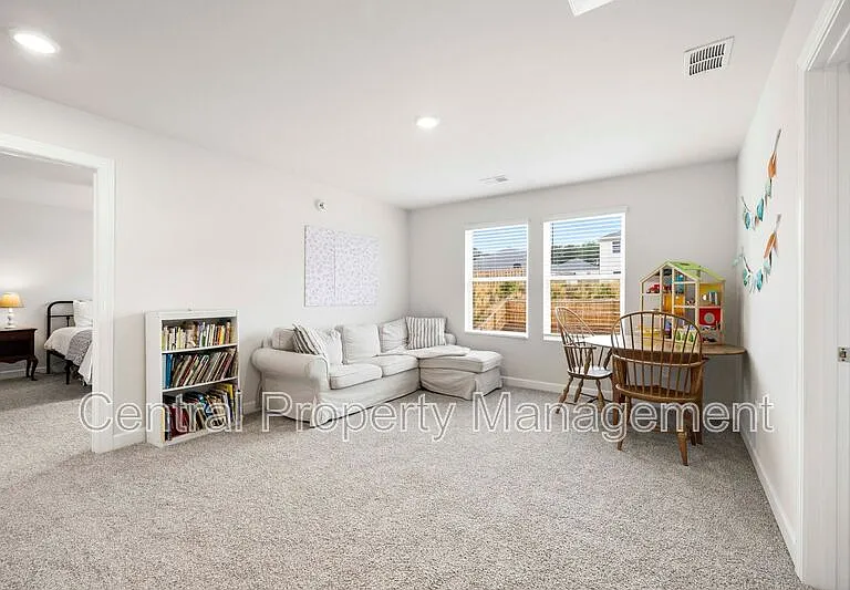 320 Lavinia Cir — Photo 16