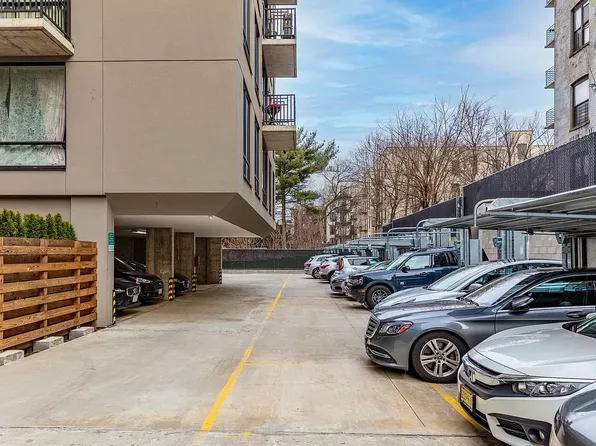 564 Saint Johns Place image 13 of 21