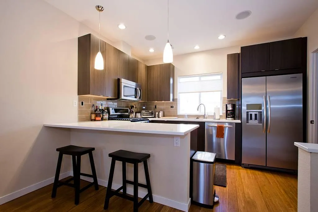 Kitchen - 2407 W Argyle Pl