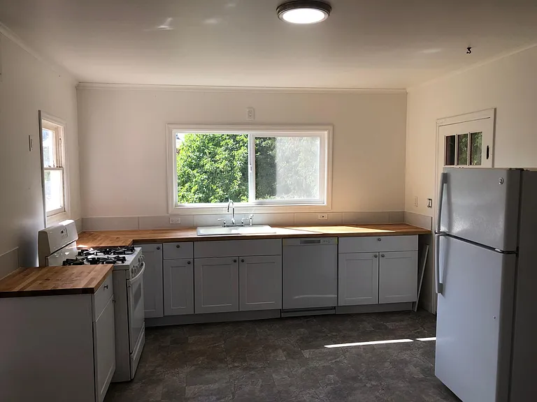 909 SE Edwards Dr — Photo 4