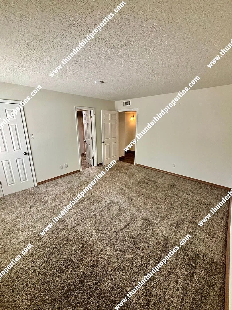 Great NE Heights Location — Photo 3