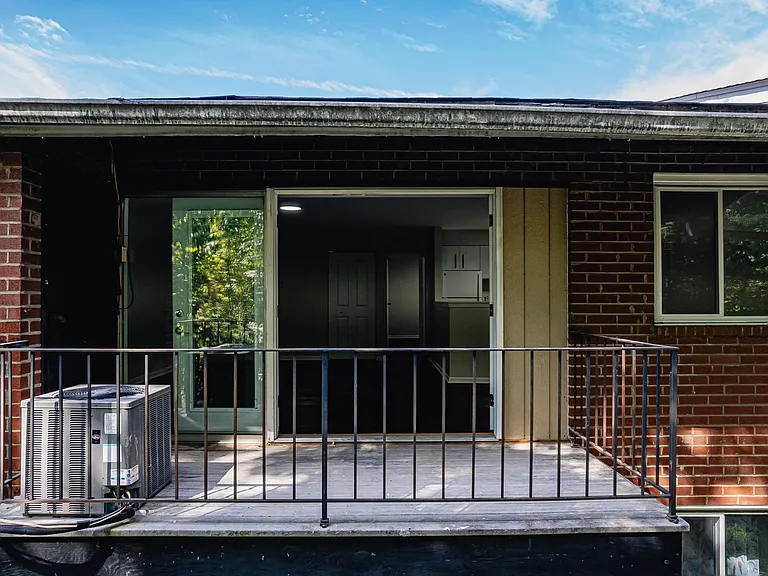Brooklane Manor Apartments — Photo 91