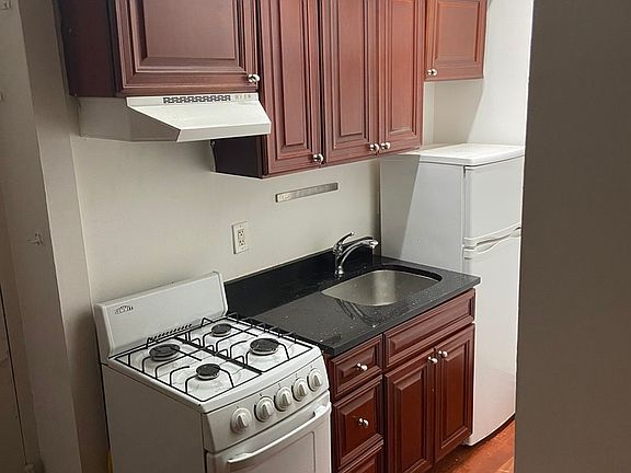 3rd image of 273 E 10th St APT B