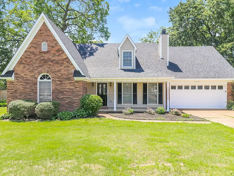 1915 Pecan Grove Dr — Photo 1