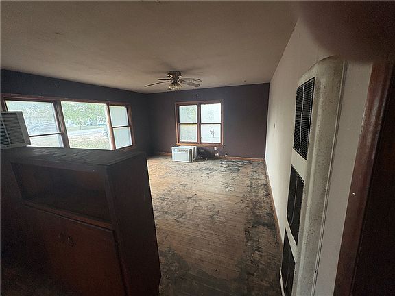 5th image of 104 Charles St S
