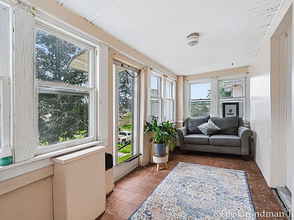 5th image of 513 Spring Ave NE