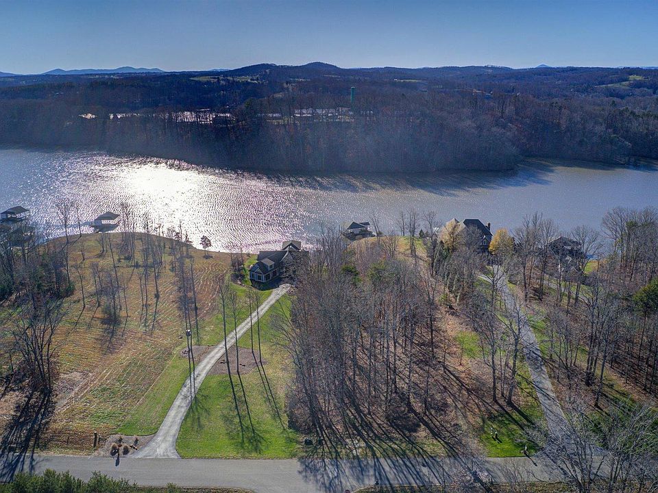 1st image of 20 Stillwater Dr