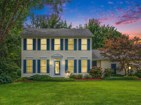 100 Dogwood Cir, Dowagiac, MI 49047