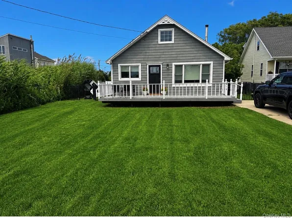 7 Edwards Drive, Shirley, NY 11967