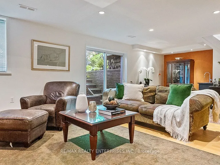 1373 Queen Victoria Ave — Photo 36
