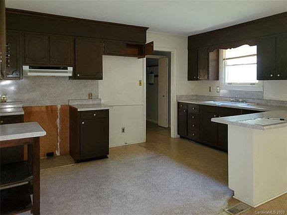 4th image of 833 Cambridge Cir