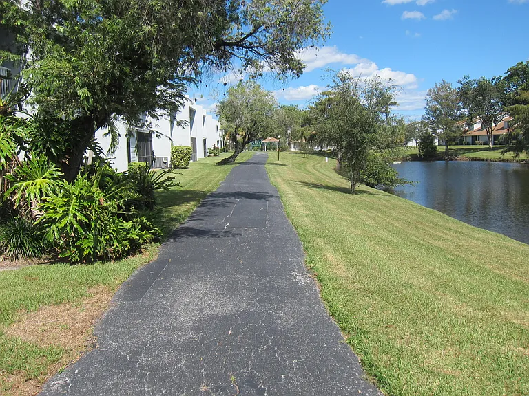 1517 Woodbridge Lakes Cir — Photo 23