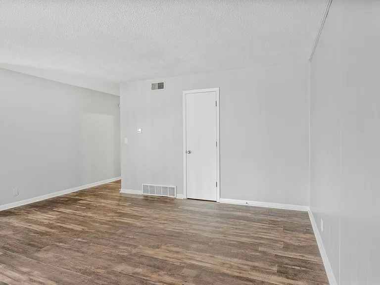 Hillside Apartments — Photo 31