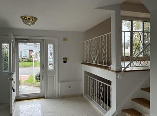 20 Shelbourne Ln, Commack, NY 11725