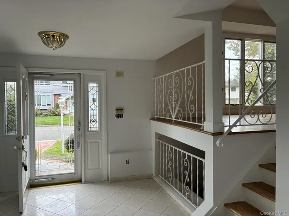 20 Shelbourne Lane, Commack, NY 11725