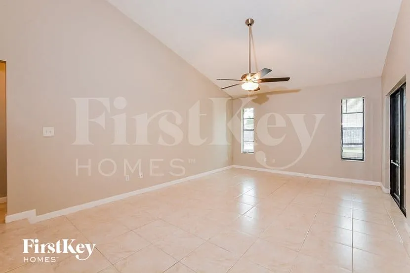 3 bed, 2.0 bath, 1452 sqft, $2,220 — Photo 3