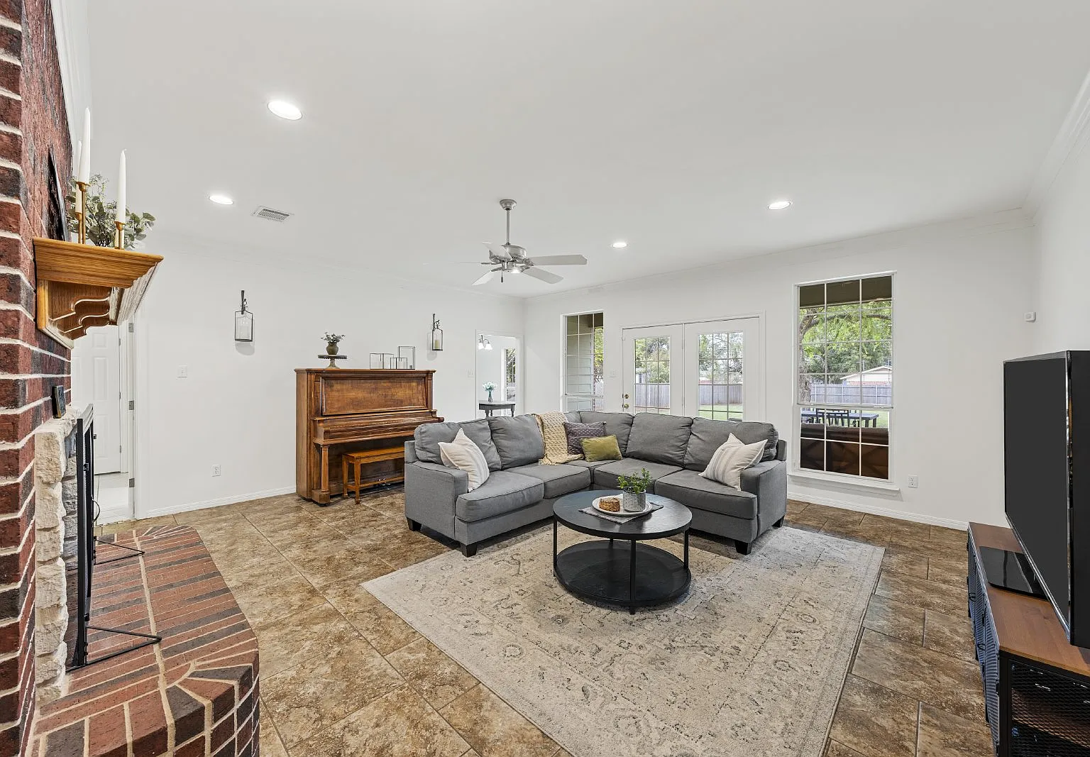 4 bed, 2.5 bath, 2529 sqft, $2,600 — Photo 4