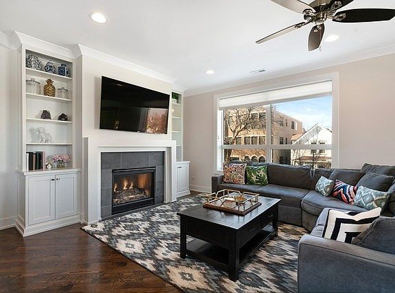 3rd image of 3047 N Oakley Ave Unit 204