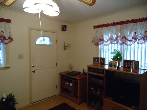 4th image of 429 Scottdale Ave