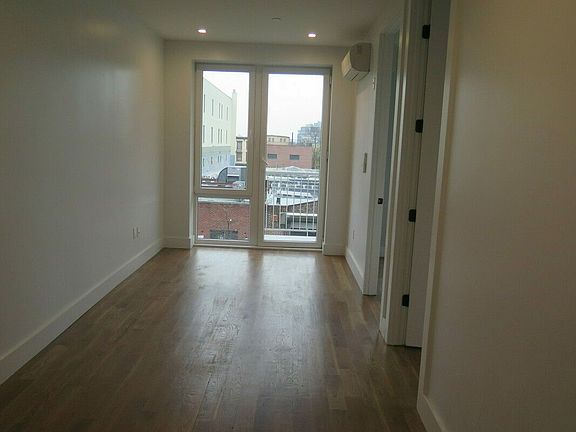 4th image of 916 Bergen St #2R