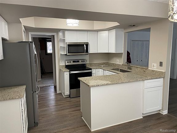 3rd image of 6820 Fredmoor Dr
