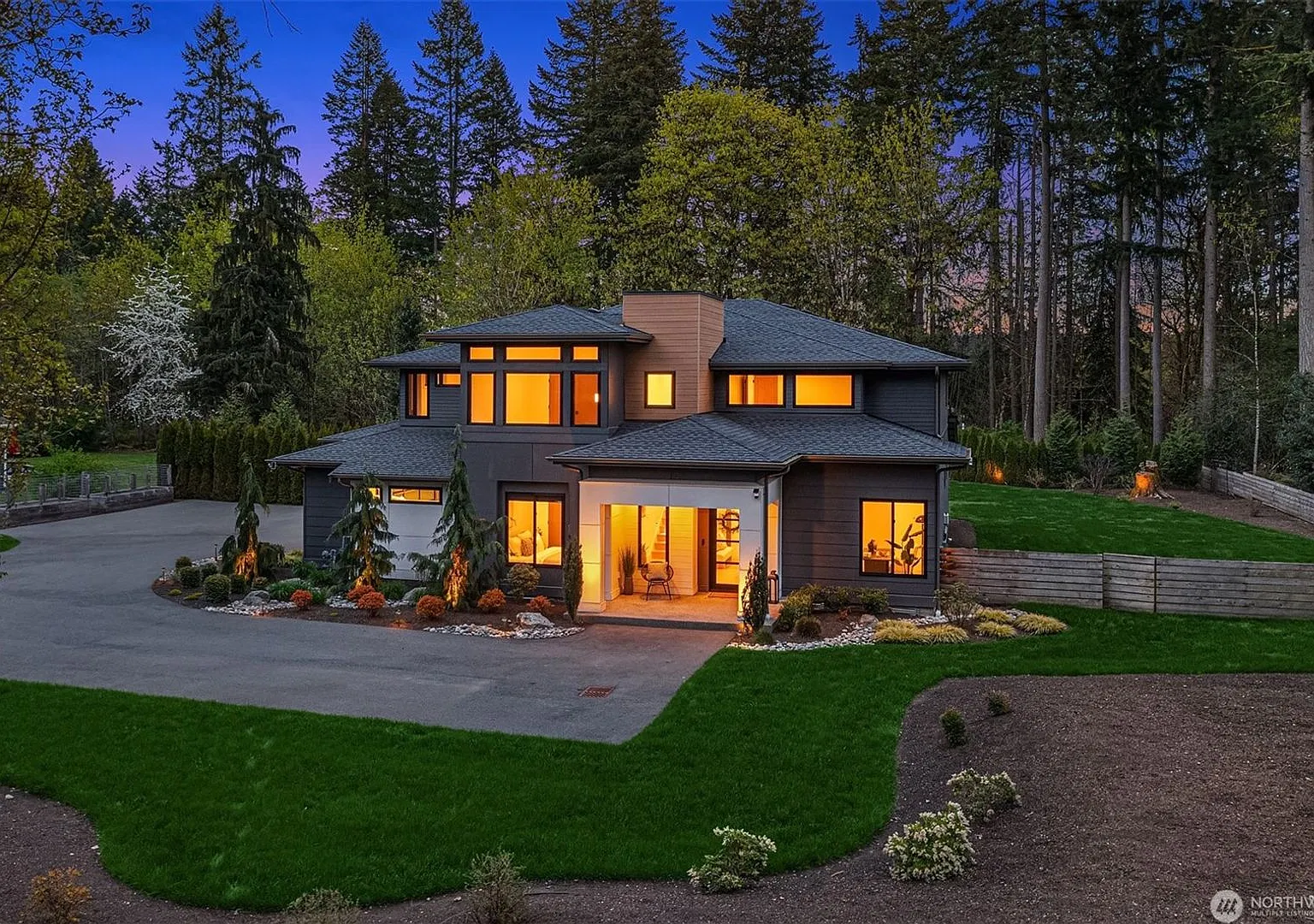 Contemporary Luxury Meets Exceptional Privacy in Woodinville — Photo 2