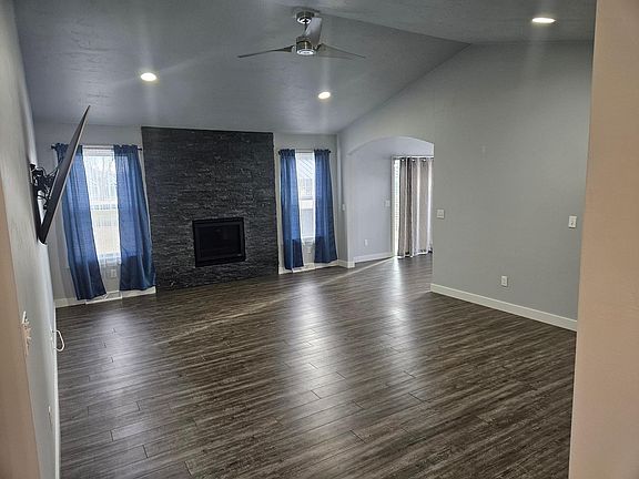 Spacious Living Room w/ tall ceilings