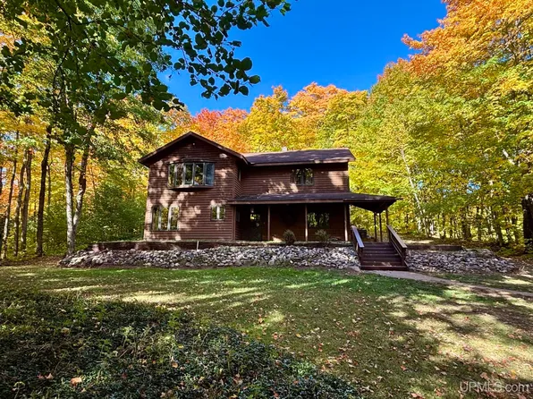 140 White Bear Dr, Negaunee, MI 49866