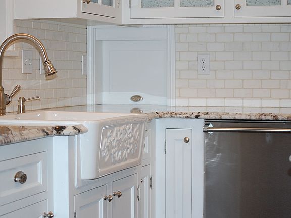 farm sink with ornate detail